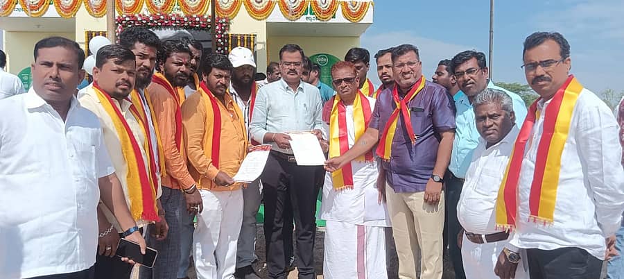 ವಾಡಿ ಪಟ್ಟಣದ ಸರ್ಕಾರಿ ಶಾಲೆಯ ನೂತನ ಕಟ್ಟಡಕ್ಕೆ ಅಗ್ರಹಿಸಿ ವಿವಿಧ ಸಂಘಟನೆಗಳ ಮುಖಂಡರಿಂದ ತಹಶೀಲ್ದಾರ್ ನಾಗಯ್ಯ ಹಿರೇಮಠ ಅವರಿಗೆ ಮನವಿ ಸಲ್ಲಿಸಲಾಯಿತು