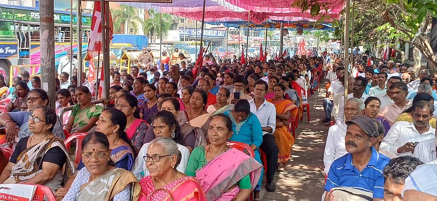 ಮಂಗಳೂರಿನ ಗಡಿಯಾರ ಗೋಪುರದ ಬಳಿ ಸೋಮವಾರ ಸಿಪಿಎಂ ನೇತೃತ್ವದಲ್ಲಿ ಏರ್ಪಡಿಸಿದ್ದ ಪ್ರತಿಭಟನೆಯಲ್ಲಿ ಭಾಗವಹಿಸಿದ್ದ ಪಕ್ಷದ ಕಾರ್ಯಕರ್ತರು