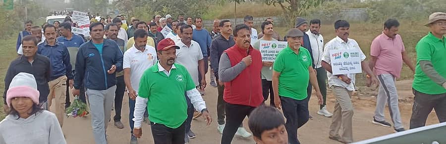 ಆವಲಹಳ್ಳಿ ಕೆರೆ ಪ್ರದೇಶದಲ್ಲಿ ನಡೆದ ʼಕೆರೆಗಾಗಿ ನಡಿಗೆʼ ಜಾಗೃತಿಯಲ್ಲಿ ಎಸ್.ಆರ್.ವಿಶ್ವನಾಥ್, ವಿವಿಧ ಸಂಘ-ಸಂಸ್ಥೆಗಳ ಸದಸ್ಯರು ಹಾಗೂ ಸಾರ್ವಜನಿಕರು ಹೆಜ್ಜೆ ಹಾಕಿದರು