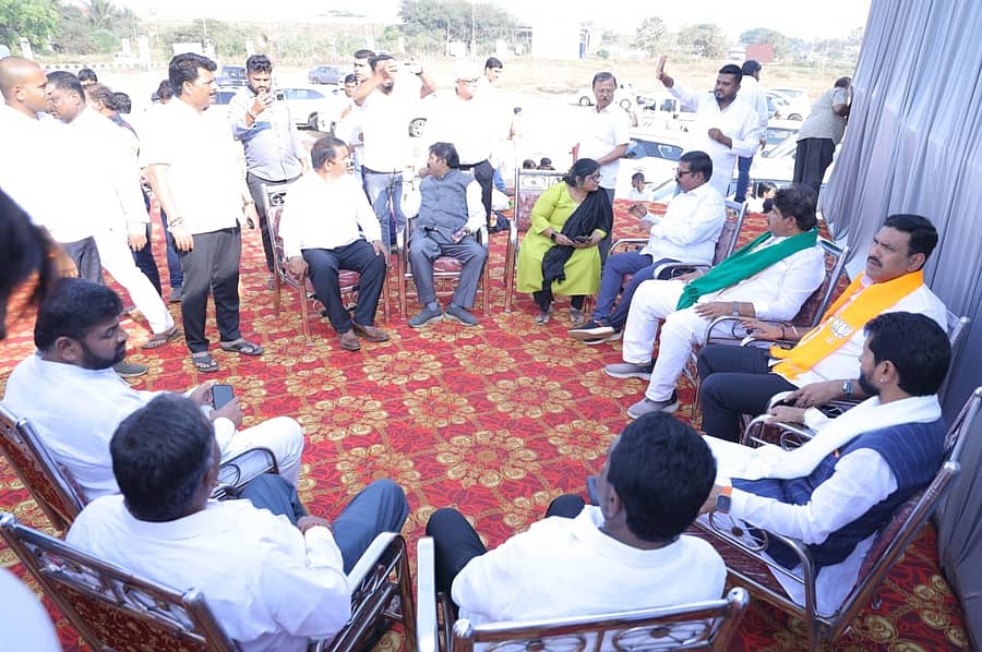 ಬೆಳಗಾವಿಯ ಮಾಲಿನಿ ಸಿಟಿಯಲ್ಲಿ ಸೋಮವಾರ, ಬಿಜೆಪಿ ನಾಯಕರು ಬಿ.ವೈ.ವಿಜಯೇಂದ್ರ ಹಾಗೂ ಆರ್.ಅಶೋಕ ನೇತೃತ್ವದಲ್ಲಿ ಸಭೆ ನಡೆಸಿದರು