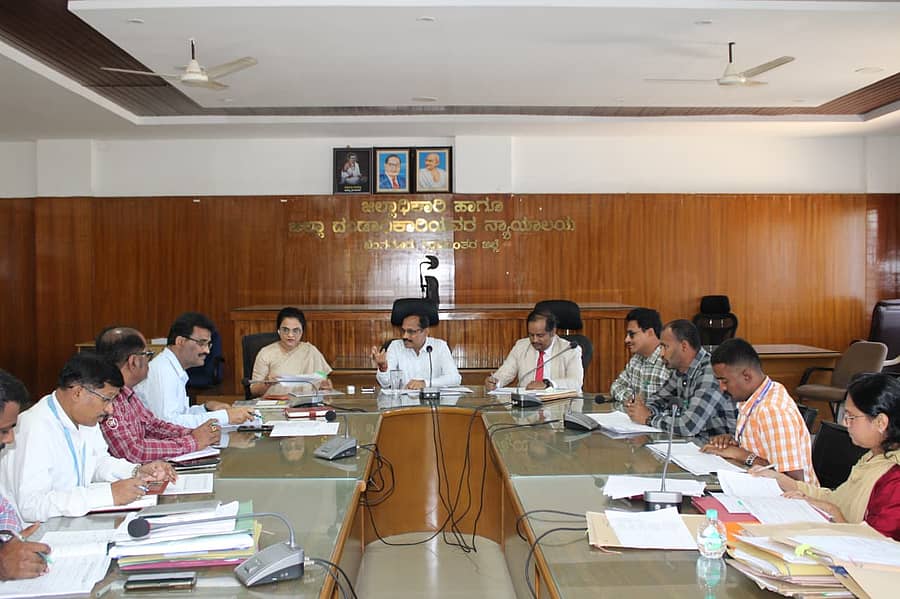 ದೇವನಹಳ್ಳಿಯ ಜಿಲ್ಲಾಡಳಿತ ಭವನದಲ್ಲಿ ನಡೆದ ಪ್ರಗತಿ ಪರಿಶೀಲನಾ ಸಭೆಯಲ್ಲಿ ಜಿಲ್ಲಾಧಿಕಾರಿ ಎ.ಬಿ. ಬಸವರಾಜು ಮಾತನಾಡಿದರು