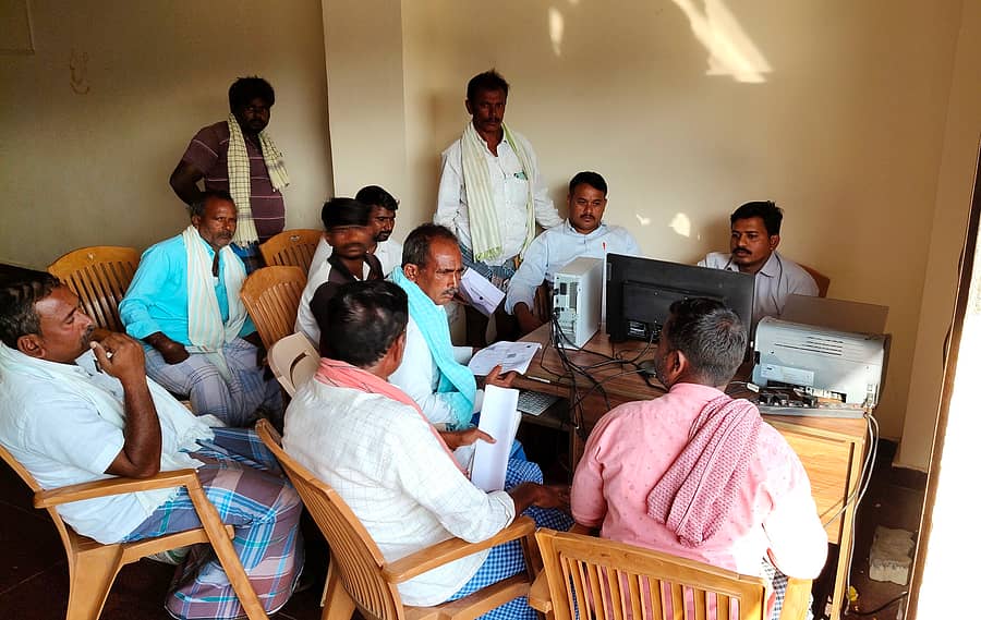 ಹಾವೇರಿ ಹಾಲು ಒಕ್ಕೂಟದ ಆಡಳಿತ ಕಚೇರಿಯಲ್ಲಿರುವ ಮೆಕ್ಕೆಜೋಳ ಖರೀದಿ ಕೇಂದ್ರದಲ್ಲಿ ಸೋಮವಾರ ಬೆಳಿಗ್ಗೆ ರೈತರು ನೋಂದಣಿ ಮಾಡಿಸಿದರು