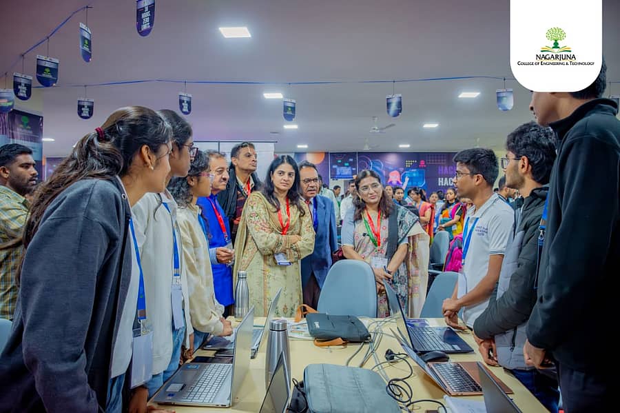 ಚಿಕ್ಕಬಳ್ಳಾಪುರ ತಾಲ್ಲೂಕಿನ ಬೀಡಗಾನಹಳ್ಳಿ ಬಳಿಯ ನಾಗಾರ್ಜುನ ಎಂಜಿನಿಯರಿಂಗ್ ವಿದ್ಯಾಲಯದಲ್ಲಿ ಆಯೋಜಿಸಿದ್ದ ಸ್ಮಾರ್ಟ್ ಇಂಡಿಯಾ ಹ್ಯಾಕಥಾನ್ - ಕಾರ್ಯಕ್ರಮಕ್ಕೆ ಚಾಲನೆ ನೀಡಿದ ಕ್ಷಣ