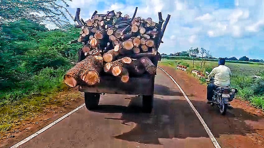 <div class="paragraphs"><p>ಹುಲಸೂರನಲ್ಲಿ ಪರವಾನಗಿ ಇಲ್ಲದೇ ಅಕ್ರಮವಾಗಿ ಕಟ್ಟಿಗೆಯನ್ನು ಟ್ರ್ಯಾಕ್ಟರ್ನಲ್ಲಿ ಸಾಗಿಸುತ್ತಿರುವುದು.</p></div>