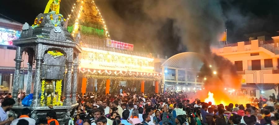 ಕೊಟ್ಟೂರಿನ ಕೊಟ್ಟೂರೇಶ್ವರ ಸ್ವಾಮಿ ಕಾರ್ತಿಕೋತ್ಸವ ಹಾಗೂ ಬೆಳ್ಳಿ ರಥೋತ್ಸವ ಸೋಮವಾರ ಸಂಭ್ರಮದಿಂದ ಜರುಗಿತು