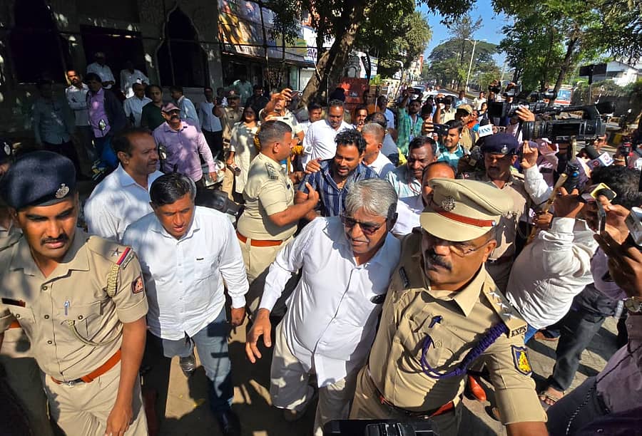 <div class="paragraphs"><p>ಬೆಳಗಾವಿಯ ಟಿಳಕವಾಡಿಯ ವ್ಯಾಕ್ಸಿನ್ ಡಿಪೊ ಮೈದಾನ ಪ್ರವೇಶಿಸಲು ಯತ್ನಿಸಿದ ಎಂಇಎಸ್ ಕಾರ್ಯಕರ್ತರನ್ನು ಪೊಲೀಸರು ವಶಕ್ಕೆ ಪಡೆದರು </p></div>