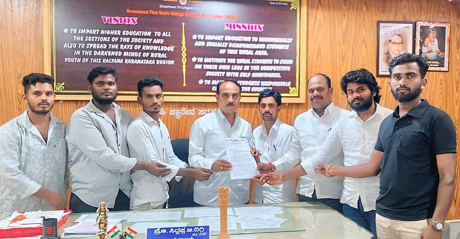 8ಎಸ್ ಎಚ್ ಪಿ 2: ಶಹಾಪುರ ಸರ್ಕಾರಿ ಪ್ರಥಮ ದರ್ಜೆ ಕಾಲೇಜಿನ ಸಿಬ್ಬಂದಿ ಪೂರ್ವಾನುಮತಿ ಇಲ್ಲದೆ ಶೈಕ್ಷಣಿಕ ಪ್ರವಾಸ ಕೈಗೊಂಡ ಸಿಬ್ಬಂದಿ ಮೇಲೆ ಕ್ರಮ ಜರುಗಿಸುವಂತೆ ಪ್ರಾಚಾರ್ಯರಿಗೆ ಸೋಮವಾರ ದಲಿತ ಸಂಘರ್ಷ ಸಮಿತಿ ಮುಖಂಡರು ಮನವಿ ಸಲ್ಲಿಸಿದರು