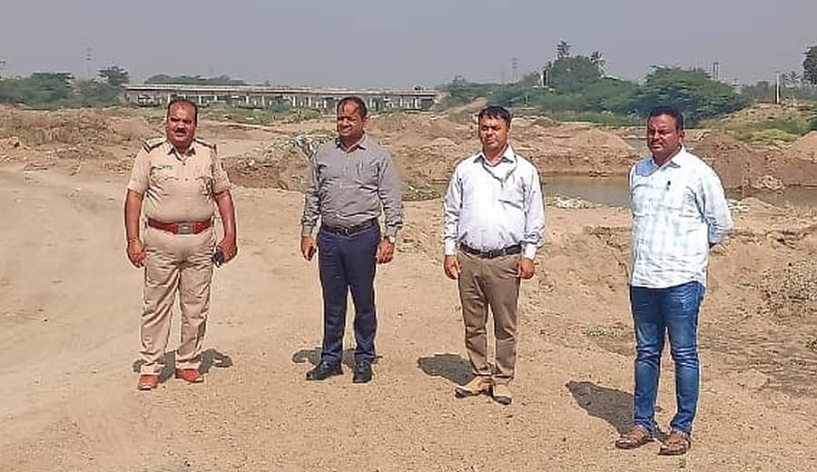 ಕೊಪ್ಪಳ ತಾಲ್ಲೂಕಿನ ಹಿರೇಸಿಂಧೋಗಿ ಭಾಗದಲ್ಲಿ ಸೋಮವಾರ ಅಧಿಕಾರಿಗಳ ತಂಡ ಪರಿಶೀಲನೆ ನಡೆಸಿತು