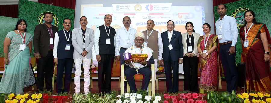 ಮೈಸೂರಿನ ವಿದ್ಯಾವರ್ಧಕ ಎಂಜಿನಿಯರಿಂಗ್ ಕಾಲೇಜಿನಲ್ಲಿ ಸೋಮವಾರ ನಡೆದ ಸ್ಮಾರ್ಟ್ ಇಂಡಿಯಾ ಹ್ಯಾಕಥಾನ್ಗೆ ಚಾಲನೆ ನೀಡಿದ ರೋಹಿತ್ ಆರಾಧ್ಯ ಅವರನ್ನು ಅಭಿನಂದಿಸಲಾಯಿತು