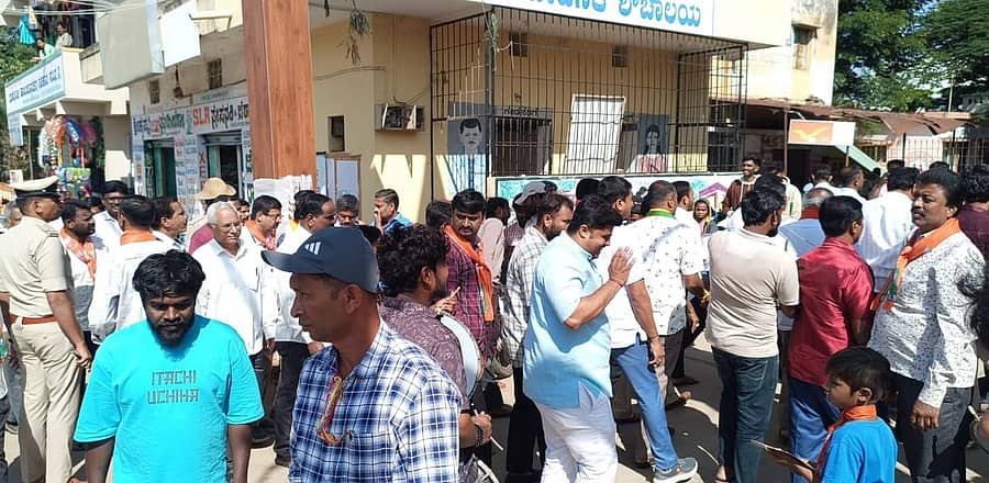 ದೊಡ್ಡಬಳ್ಳಾಪುರ ತಾಲ್ಲೂಕಿನ ಪಟ್ಟಣ ಪಂಚಾಯಿತಿ ಚುನಾವಣೆಗೆ ನಾಮಪತ್ರ ಸಲ್ಲಿಸಲು ಅಭ್ಯರ್ಥಿಗಳು ಮೆರವಣಿಗೆಯಲ್ಲಿ ತೆರಳಿದರು