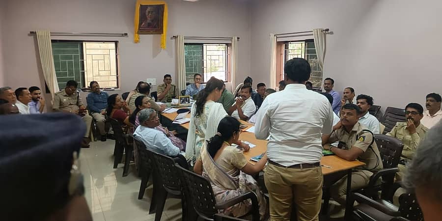 ಮುಂಡಗೋಡ ತಾಲ್ಲೂಕಿಗೆ ದಲೈಲಾಮಾ ಆಗಮಿಸಲಿರುವುದರಿಂದ ಜಿಲ್ಲಾ ಪೊಲೀಸ್ ವರಿಷ್ಠಾಧಿಕಾರಿ ದೀಪನ್ ಎಂ.ಎನ್. ನೇತೃತ್ವದಲ್ಲಿ ಸೋಮವಾರ ಟಿಬೆಟನ್ ಕ್ಯಾಂಪ್ನಲ್ಲಿ ವಿವಿಧ ಇಲಾಖೆಗಳ ಅಧಿಕಾರಿಗಳ ಸಭೆ ನಡೆಯಿತು