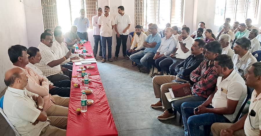 ಹಿರೀಸಾವೆ ಹೋಬಳಿಯ ಬೂಕನಬೆಟ್ಟದಲ್ಲಿ ಸೋಮವಾರ ರಂಗನಾಥಸ್ವಾಮಿಯ ರಾಸು ಜಾತ್ರೆಯ ಪೂರ್ವಭಾವಿ ಸಭೆಯಲ್ಲಿ ಶಾಸಕ ಬಾಲಕೃಷ್ಣ ಅವರು ರೈತರು, ಅಧಿಕಾರಿಗಳೊಂದಿಗೆ ಜಾತ್ರೆಯ ಸಿದ್ದತೆ ಬಗ್ಗೆ ಚರ್ಚಿಸಿದರು