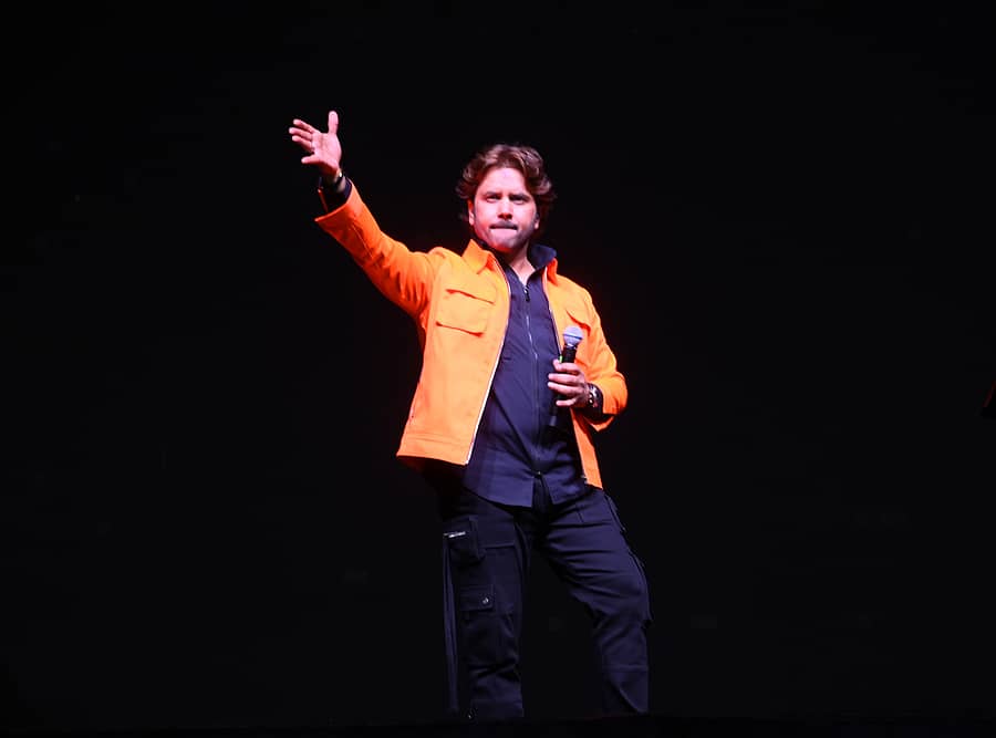 ಹೆಜ್ಜೆ ಹಾಕುತ್ತಲೇ ಹಾಡು ಹಾಡಿದ ಗಾಯಕ ಜಾವೇದ್ ಅಲಿ