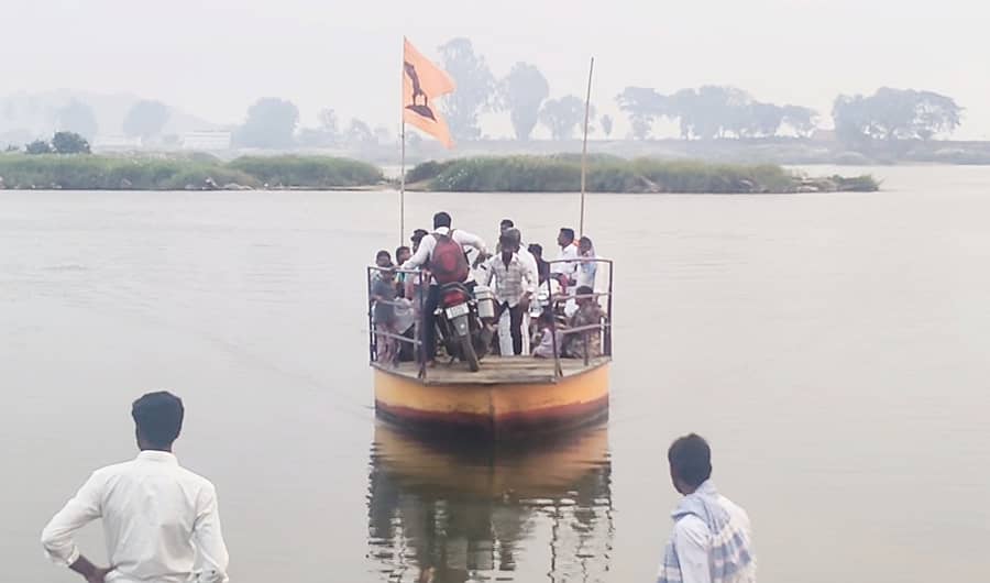 <div class="paragraphs"><p>ತೆಕ್ಕಲಕೋಟೆ ಸಮೀಪದ ತುಂಗಭದ್ರಾ ನದಿ ತಟದ ನಿಟ್ಟೂರು- ಸಿಂಗಾಪುರ ಗ್ರಾಮಗಳ ಗ್ರಾಮಸ್ಥರು ದೋಣಿ ಮೂಲಕ ಸಂಚರಿಸುತ್ತಿರುವುದು</p></div>