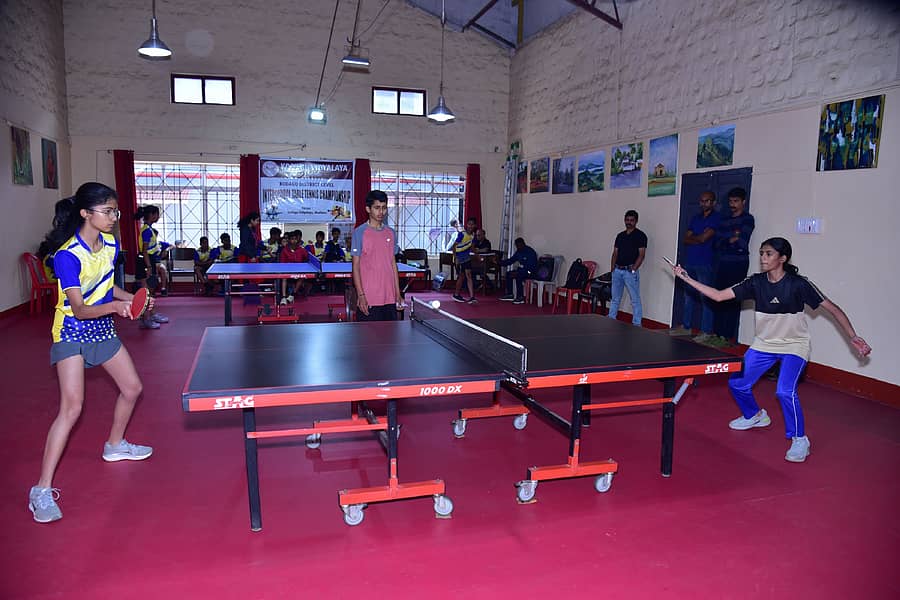 ಕೊಡಗು ವಿದ್ಯಾಲಯದಲ್ಲಿ ನಡೆದ ಜಿಲ್ಲಾ ಮಟ್ಟದ ಅಂತರಶಾಲಾ ಟೇಬಲ್ ಟೆನಿಸ್ ಟೂರ್ನಿಯಲ್ಲಿ ವಿದ್ಯಾರ್ಥಿಗಳು ಗೆಲುವಿಗಾಗಿ ಸೆಣಸಿದರು