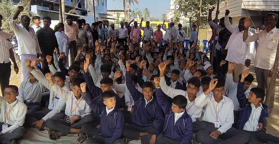 ಮಲೇಬೆನ್ನೂರು– ಜಿಗಳಿ ರಸ್ತೆ ಡಾಂಬರೀಕರಣ ನನೆಗುದಿಗೆ ಬಿದ್ದಿದ್ದು, ತುರ್ತಾಗಿ ಕಾಮಗಾರಿ ಮುಗಿಸಲು ಆಗ್ರಹಿಸಿ ನಾಗರಿಕರು, ವಿದ್ಯಾರ್ಥಿಗಳು ಸೋಮವಾರ ರಸ್ತೆ ತಡೆ ನಡೆಸಿ ಧರಣಿ ಮಾಡಿದರು