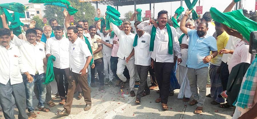 <div class="paragraphs"><p><strong>ಶಿಗ್ಗಾವಿ ತಾಲ್ಲೂಕಿನ ಬಂಕಾಪುರ ರಾಷ್ಟ್ರೀಯ ಹೆದ್ದಾರಿಯಲ್ಲಿನ ಟೋಲ್ ನಾಕಾ ಬಂದ್ ಮಾಡಿ ರೈತರು ಗೋವಿನಜೋಳ ಬೆಲೆ ನಿಗದಿ ಪಡಿಸಲು ಮತ್ತು ಖರೀದಿ ಕೇಂದ್ರಗಳನ್ನು ಆರಂಭಿಸುವಂತೆ ಆಗ್ರಹಿಸಿ ಪ್ರತಿಭಟನೆ ನಡೆಸಿದರು.</strong></p></div>