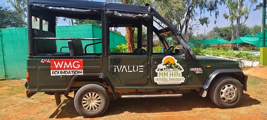 ಪಚ್ಚೆದೊಡ್ಡಿ ಗ್ರಾಮದಿಂದ ಮಕ್ಕಳನ್ನು ಶಾಲೆಗಳಿಗೆ ಕರೆದೊಯ್ಯಲು ಬಳಸಲಾಗುವ ಸಫಾರಿ ವಾಹನ