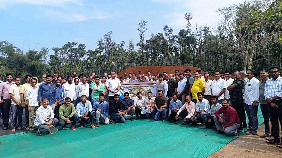 ಬಾಳೆಹೊನ್ನೂರು ಸಮೀಪದ ಹಲಸೂರಿನ ಶಬಾನ್ ರಂಜಾನ್ ಎಸ್ಟೇಟ್ನಲ್ಲಿ ಇಂಡಿಯನ್ ಪೆಪ್ಪರ್ ಲೀಗ್ (ಐಪಿಎಲ್) ಆಯೋಜಿಸಿದ್ದ 202ರ ಅಂತಿಮ ತರಬೇತಿ ಶಿಬಿರದಲ್ಲಿ ಶಾಸಕ ಟಿ.ಡಿ.ರಾಜೇಗೌಡ, ಹಲಸೂರು ಕಾಫಿ ಎಸ್ಟೇಟ್ ಮಾಲೀಕ ಯುವರಾಜ, ಐಪಿಎಲ್ ಅಧ್ಯಕ್ಷ ಎಚ್.ವಿ.ಪ್ರದೀಪ್ಕುಮಾರ್, ಉಪಾಧ್ಯಕ್ಷ ಕೆ.ಎಸ್.ಸತ್ಯಪ್ರಕಾಶ್,ಕ ಲ್ಕುಳಿ ಚಂದ್ರಶೇಖರ್ ಹೆಗ್ಡೆ ಭಾಗವಹಿಸಿದ್ದರು.