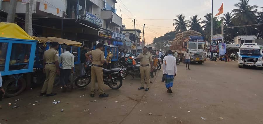 ಸಾಸ್ವೆಹಳ್ಳಿ ಅಂಬೇಡ್ಕರ್ ವೃತ್ತದಲ್ಲಿ ತಳ್ಳುಗಾಡಿ ಅಂಗಡಿಗಳನ್ನು ಪೊಲೀಸ್ ಸಿಬ್ಬಂದಿ ತೆರವುಗೊಳಿಸಿ, ಸುಗಮ ಸಂಚಾರಕ್ಕೆ ಅನುವು ಮಾಡಿಕೊಟ್ಟರು.