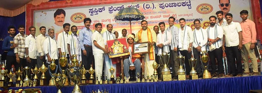 <div class="paragraphs"><p>ಬಂಟ್ವಾಳ ತಾಲ್ಲೂಕಿನ ಪುಂಜಾಲಕಟ್ಟೆ ಸ್ವಸ್ತಿಕ್ ಫ್ರೆಂಡ್ಸ್ ಕ್ಲಬ್ ಹಮ್ಮಿಕೊಂಡಿದ್ದ ಅಂತರ ರಾಜ್ಯ ಮಟ್ಟದ ಕಬಡ್ಡಿ ಪಂದ್ಯಾಟದಲ್ಲಿ ಕಬಡ್ಡಿ ಆಟಗಾರ್ತಿ ಧನಲಕ್ಷ್ಮಿ ಪೂಜಾರಿ ಅವರಿಗೆ ‘ಸ್ವಸ್ತಿ ಸಿರಿ’ ಪ್ರಶಸ್ತಿ ಪ್ರದಾನ ಮಾಡಲಾಯಿತು</p></div>