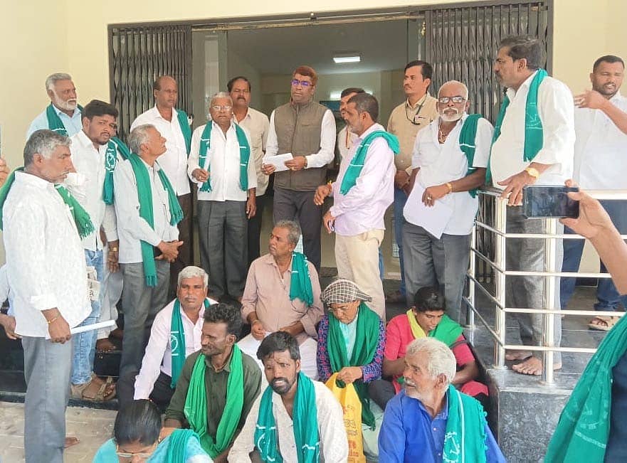 ಹಗಲು ವೇಳೆಯಲ್ಲಿ ವಿದ್ಯುತ್ ನೀಡಬೇಕೆಂದು ಆಗ್ರಹಿಸಿ ಎಚ್.ಡಿ.ಕೋಟೆ ತಾಲ್ಲೂಕು ರೈತ ಸಂಘದಿಂದ ಪಟ್ಟಣದ ಸೆಸ್ಕ್ ಸಹಾಯಕ ಕಾರ್ಯಪಾಲಕ ಎಂಜಿನಿಯರ್ ಕಚೇರಿ ಮುಂದೆ ಸೋಮವಾರ ಪ್ರತಿಭಟನೆ ನಡೆಸಲಾಯಿತು