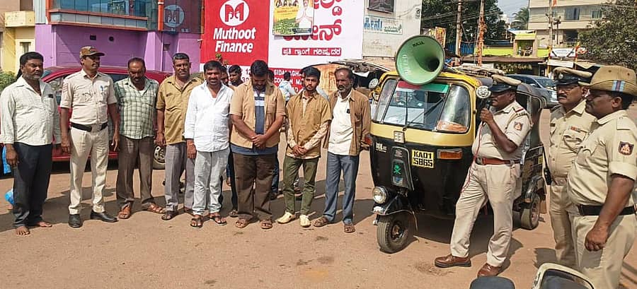 ಶಿಡ್ಲಘಟ್ಟ ನಗರ ಠಾಣೆ ಎಸ್.ಐ ವೇಣುಗೋಪಾಲ್ ಮತ್ತು ಸಿಬ್ಬಂದಿ, ಬೈಕ್ ಸವಾರರು ಹೆಲ್ಮೆಟ್ ಧರಿಸುವ ಬಗ್ಗೆ ಜಾಗೃತಿ ಮೂಡಿಸಿದರು