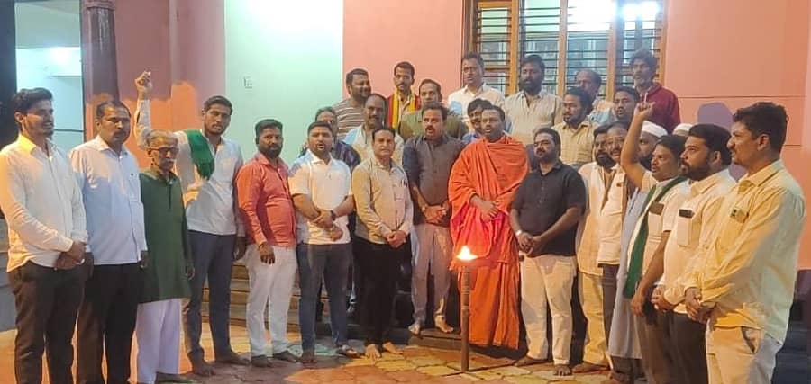 ಅಥಣಿಯ ಗಚ್ಚಿನಮಠದಲ್ಲಿ ಶಿವಬಸವ ಸ್ವಾಮೀಜಿ ನೇತೃತ್ವದಲ್ಲಿ ಅಥಣಿ ಜಿಲ್ಲಾ ಹೋರಾಟ ಸಮಿತಿ ಸಭೆ ನಡೆಯಿತು