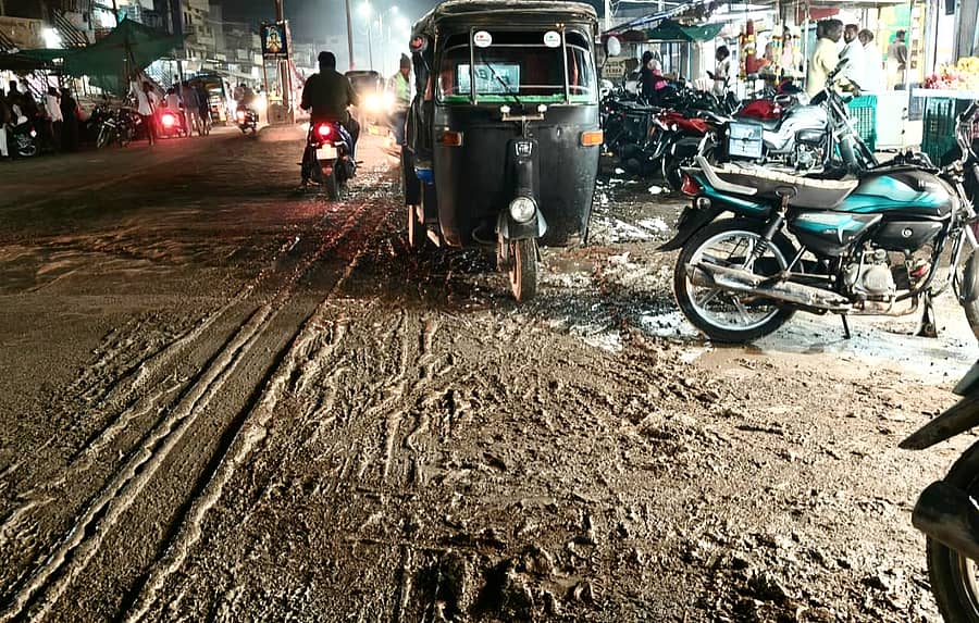 ಹಟ್ಟಿ ಚಿನ್ನದ ಗಣಿ ಮುಖ್ಯ ರಸ್ತೆ ಸಂಪೂರ್ಣ ಕೆಸರು ಗದ್ದೆಯಾಗಿದೆ