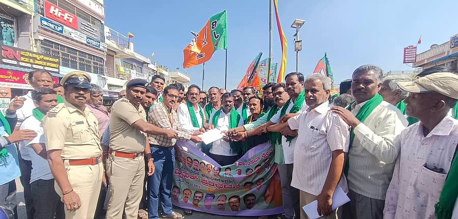 ಬೇತಮಂಗಲದಲ್ಲಿ ರಾಜ್ಯ ಸರ್ಕಾರದ ವಿರುದ್ಧ ಬಿಜೆಪಿ ಹಾಗೂ ಜೆಡಿಎಸ್ ಪಕ್ಷದ ಮುಖಂಡರು ಬೃಹತ್ ಪ್ರತಿಭಟನೆ ನಡೆಸಿ ಉಪ ತಹಶೀಲ್ದಾರ್ ಜಯರಾಮ್ ಅವರಿಗೆ ಮನವಿ ಸಲ್ಲಿಸಿದರು