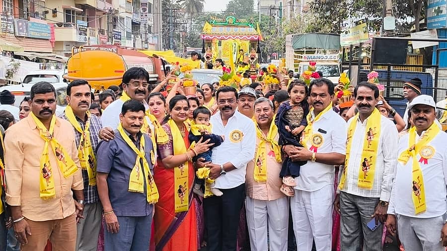 ಚಿಕ್ಕಬೊಮ್ಮಸಂದ್ರದಲ್ಲಿ ಕನಕದಾಸರ ಪುತ್ಥಳಿಯ ಮೆರವಣಿಗೆ ನಡೆಯಿತು