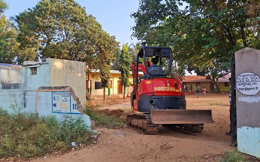 ಹೊಳಲ್ಕೆರೆ ತಾಲ್ಲೂಕಿನ ನಂದನ ಹೊಸೂರು ಸರ್ಕಾರಿ ಶಾಲೆಗೆ ಕುಡಿಯುವ ನೀರು ಒದಗಿಸಲು ಪೈಪ್ ಲೈನ್ ಕಾಮಗಾರಿ ನಡೆಸುತ್ತಿರುವ ದೃಶ್ಯ.