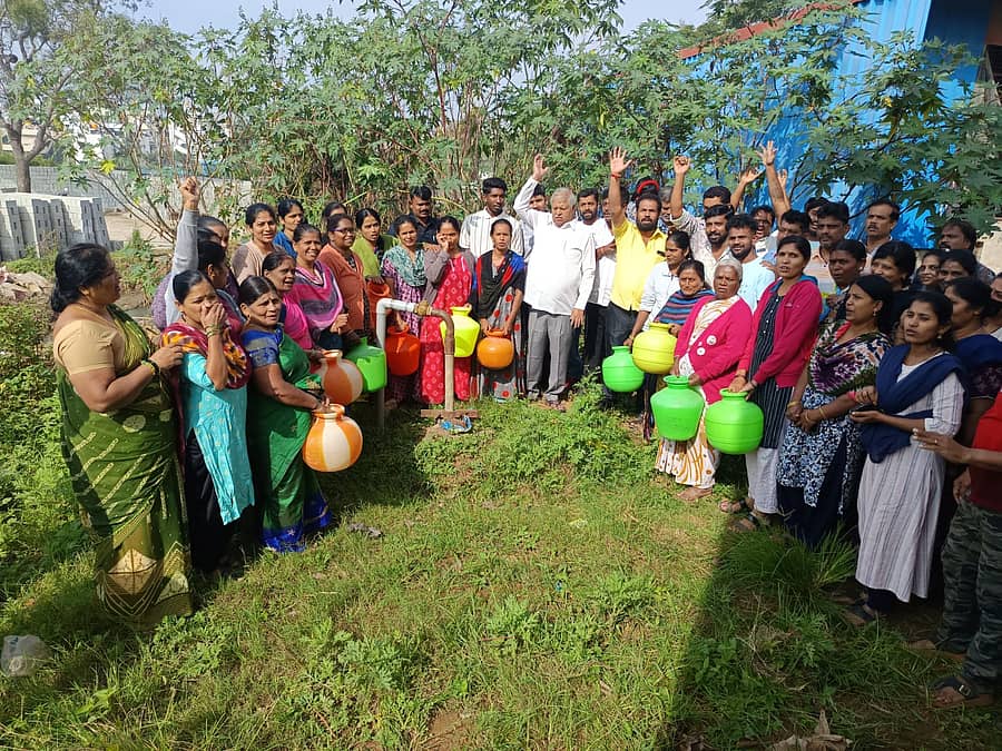 ನೀರಿಗಾಗಿ ಮಾರಣ್ಣ ಬಡಾವಣೆಯ ಮಹಿಳೆಯರು ಪ್ರತಿಭಟನೆ ನಡೆಸಿದರು. ಟಿ. ಎನ್. ಜವರಾಯಿಗೌಡ ಪಾಲ್ಗೊಂಡಿದ್ದರು
