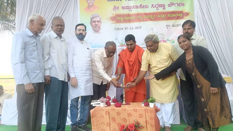 ಚಿಕ್ಕೋಡಿ ತಾಲ್ಲೂಕಿನ ಚಿಂಚಣಿ ಗ್ರಾಮದಲ್ಲಿ ನಡೆದ ಕಾರ್ಯಕ್ರಮವನ್ನು ಚಿಂಚಣಿಯ ಅಲ್ಲಮಪ್ರಭು ಸಿದ್ದಸಂಸ್ಥಾನ ಮಠದ ಶಿವಪ್ರಸಾದ ದೇವರು ಉದ್ಘಾಟಿಸಿದರು