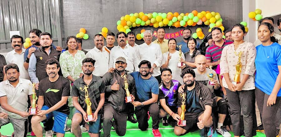 <div class="paragraphs"><p>ಬ್ಯಾಡ್ಮಿಂಟನ್ ಟೂರ್ನಿಯಲ್ಲಿ ಜಯ ಗಳಿಸಿದ ತಂಡಗಳಿಗೆ ಮಾಜಿ ಸಚಿವ ಎಚ್.ನಾಗೇಶ್ ಬಹುಮಾನ ವಿತರಿಸಿದರು.</p></div>