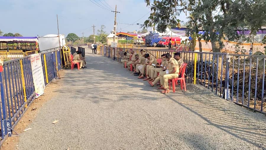 <div class="paragraphs"><p>ಬೆಳಗಾವಿ ಅಧಿವೇಶನದಲ್ಲಿ ಪ್ರತಿಭಟನಾ ವೇದಿಕೆಗಳು ಜನರಿಲ್ಲದೆ ಭಣಭಣ!</p></div>