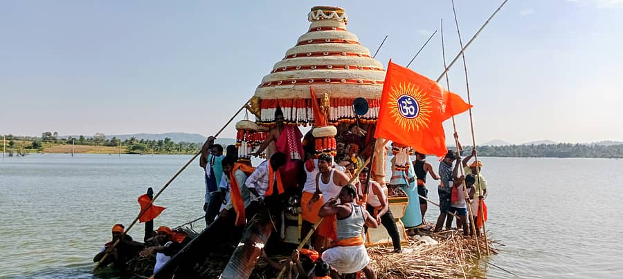 ಹಳೇಬೀಡು ಸಮೀಪದ ಮತಿಘಟ್ಟ ಗ್ರಾಮದಲ್ಲಿ ಸೋಮವಾರ ನಡೆದ ಕೋಡಿ ಮಲ್ಲೇಶ್ವರ, ವೀರಭದ್ರೇಶ್ವರ ಸ್ವಾಮಿ ಅವರ ತೆಪ್ಪೋತ್ಸವ.