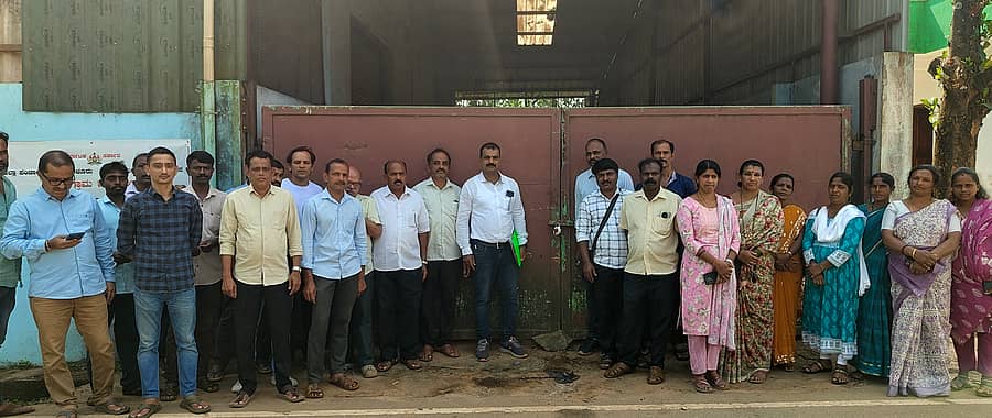 ಕಳಸದ ಅರಮನೆಮಕ್ಕಿ ಬಳಿ ಕ್ಯೂರಿಂಗ್ ವರ್ಕ್ಸ್ ಜಾಗವನ್ನು ಕಳಸ ಗ್ರಾಮ ಪಂಚಾಯಿತಿ ಸೋಮವಾರ ಸ್ವಾಧೀನಪಡಿಸಿಕೊಂಡಿತು