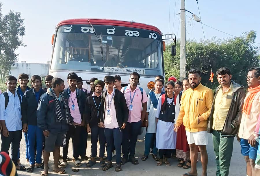ಬಂಗಾರಪೇಟೆ ತಾಲ್ಲೂಕಿನ ಕೊಳಮೂರು ಗ್ರಾಮದಲ್ಲಿ ವಿದ್ಯಾರ್ಥಿಗಳು ಹಾಗೂ ಗ್ರಾಮಸ್ಥರು ಸೋಮವಾರ ಕೆಎಸ್ಆರ್ಟಿಸಿ ಬಸ್ ತಡೆದು ಪ್ರತಿಭಟನೆ ನಡೆಸಿದರು