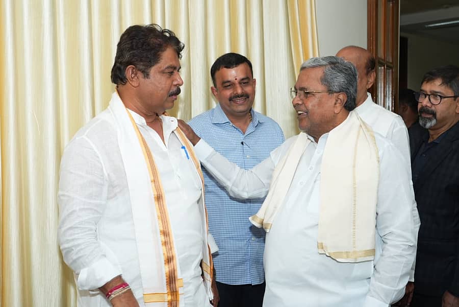 ಅಶೋಕ ಹೆಗಲಿಗೆ ಕೈಹಾಕಿ ಮಾತನಾಡಿಸಿದ ಸಿದ್ದರಾಮಯ್ಯ