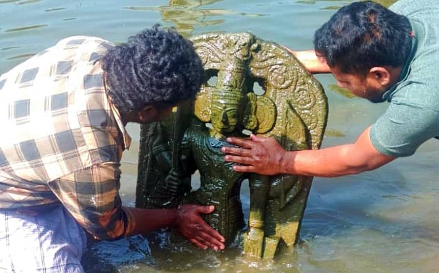 ಶ್ರೀರಂಗಪಟ್ಟಣ ತಾಲ್ಲೂಕಿನ ದೊಡ್ಡಪಾಳ್ಯ ಬಳಿ, ಕಾವೇರಿ ನದಿಯಲ್ಲಿ ಸೋಮವಾರ ಪತ್ತೆಯಾಗಿರುವ ವೀರಭದ್ರೇಶ್ವರ ದೇವರ ವಿಗ್ರಹ