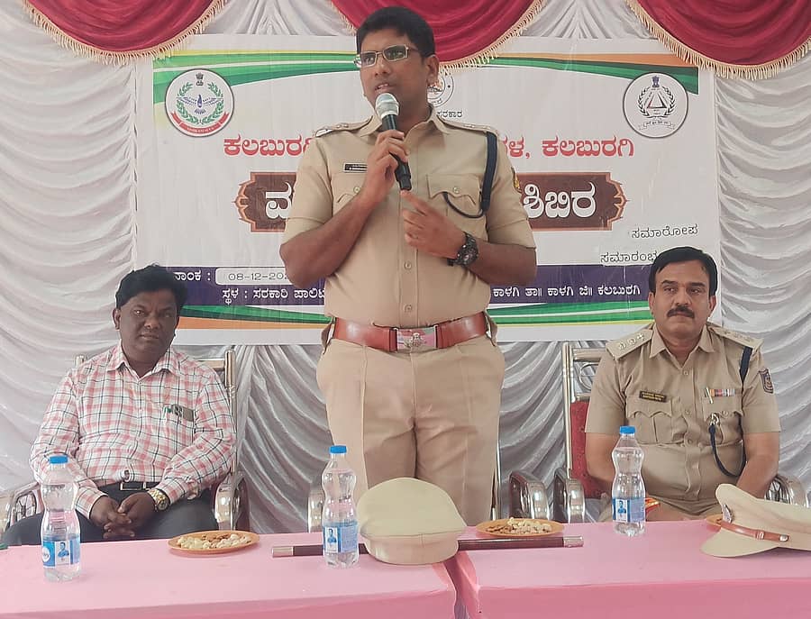 ಕಾಳಗಿಯಲ್ಲಿ ಸೋಮವಾರ ಜಿಲ್ಲಾ ಗೃಹರಕ್ಷಕರ ಮೂಲ ತರಬೇತಿ ಶಿಬಿರದ ಸಮಾರೋಪ ಸಮಾರಂಭವನ್ನು ಉದ್ದೇಶಿಸಿ ಎಸ್‌ಪಿ ಅಡ್ಡೂರು ಶ್ರೀನಿವಾಸಲು ಮಾತನಾಡಿದರು