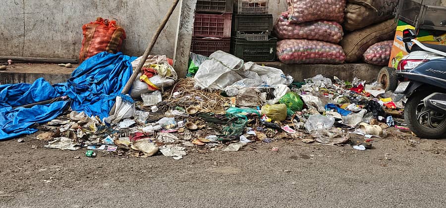 ಹೂಡಿಯ ಮೇಘನಾ ಆಸ್ಪತ್ರೆ ಬಳಿಯ ರಸ್ತೆಯಲ್ಲಿರುವ ತ್ಯಾಜ್ಯ