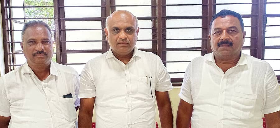 ಶಾಸಕ ಕೆ.ಎಂ. ಶಿವಲಿಂಗೇಗೌಡರ ಹೇಳಿಕೆಯನ್ನು ಖಂಡಿಸಿ ಜೆಡಿಎಸ್ ಮುಖಂಡರು ಮಾತನಾಡಿದರು.