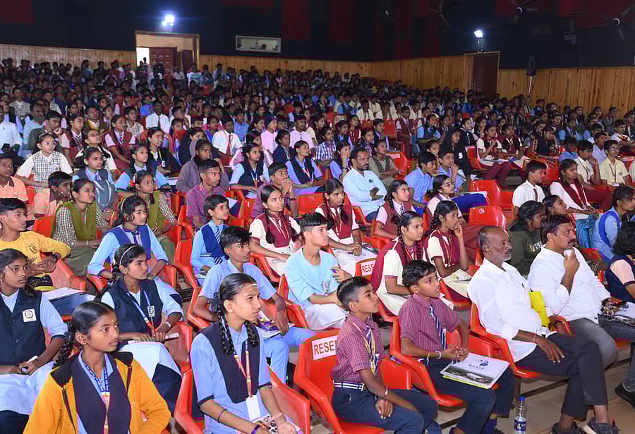 ರಸಪ್ರಶ್ನೆ ಸ್ಪರ್ಧೆಯಲ್ಲಿ ಪಾಲ್ಗೊಂಡಿದ್ದ ವಿವಿಧ ಶಾಲೆಯ ವಿದ್ಯಾರ್ಥಿಗಳು