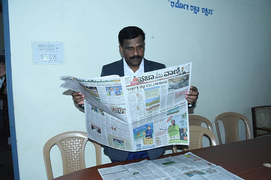 ದಿನ್ನೆಹೊಸಹಳ್ಳಿ ರಸ್ತೆಯ ಹಾಸ್ಟೆಲ್ನ ಗ್ರಂಥಾಲಯ ಪರಿಶೀಲಿಸಿದ ಮಕ್ಕಳ ಹಕ್ಕುಗಳ ರಕ್ಷಣಾ ಆಯೋಗದ ಅಧ್ಯಕ್ಷ ಶಶಿಧರ್ ಕೋಸಂಬೆ