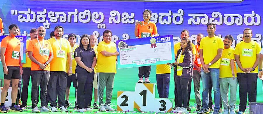 <div class="paragraphs"><p>ವಿಜಯಪುರ ನಗರದಲ್ಲಿ ಭಾನುವಾರ ನಡೆದ ವೃಕ್ಷಥಾನ್ ಪಾರಂಪರಿಕ ಓಟದಲ್ಲಿ ವಿಜೇತರಿಗೆ ಸಚಿವ ಎಂ.ಬಿ.ಪಾಟೀಲ ಬಹುಮಾನ ವಿತರಿಸಿದರು</p></div>