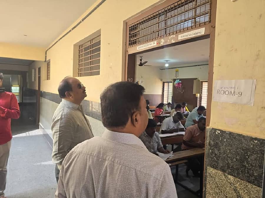 ಕೋಲಾರ ನಗರದಲ್ಲಿ ಭಾನುವಾರ ಕರ್ನಾಟಕ ಶಿಕ್ಷಕರ ಅರ್ಹತಾ ಪರೀಕ್ಷೆ (ಟಿಇಟಿ) ನಡೆದಿದ್ದು, ಜಿಲ್ಲಾಧಿಕಾರಿ ಎಂ.ಆರ್.ರವಿ, ಜಿ.ಪಂ ಸಿಇಒ ಪ್ರವೀಣ್ ಪಿ.ಬಾಗೇವಾಡಿ ಭೇಟಿ ನೀಡಿ ಪರಿಶೀಲಿಸಿದರು