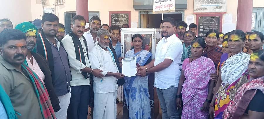 ಶಿಗ್ಗಾವಿ ತಾಲ್ಲೂಕಿನ ಬಂಕಾಪುರ ಪಟ್ಟಣದ ಕೊಟ್ಟಿಗೇರಿ ಹೊರಬೀರಲಿಂಗೇಶ್ವರ ಕುರಿ ಮತ್ತು ಉಣ್ಣೆ ಉತ್ಪಾದಕರ ಸಹಕಾರಿ ಸಂಘದ ಪದಾಧಿಕಾರಿಗಳು ಕಂಬಳಿ ಮಾರಾಟ ಮಳಿಗೆಗೆ ಖಾಲಿ ನಿವೇಶನ ನೀಡುವಂತೆ ಆಗ್ರಹಿಸಿ ಸೋಮವಾರ ಪ್ರತಿಭಟನೆ ನಡೆಸಿ ಪುರಸಭೆ ಅಧ್ಯಕ್ಷೆ ಮಮತಾ ಮಾಗಿ ಅವರಿಗೆ ಮನವಿ ಸಲ್ಲಿಸಿದರು