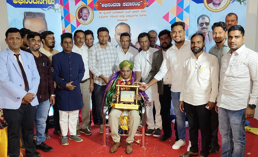 ಮಾನ್ವಿಯಲ್ಲಿ ಪ್ರಾಧ್ಯಾಪಕ ಸೈಯದ್ ಮಿನಾಜುಲ್ ಹಸನ್ ಅವರನ್ನು ಸಂಘ ಸಂಸ್ಥೆಗಳ ಪ್ರಮುಖರು, ವಿದ್ಯಾರ್ಥಿಗಳು ಸನ್ಮಾನಿಸಿದರು